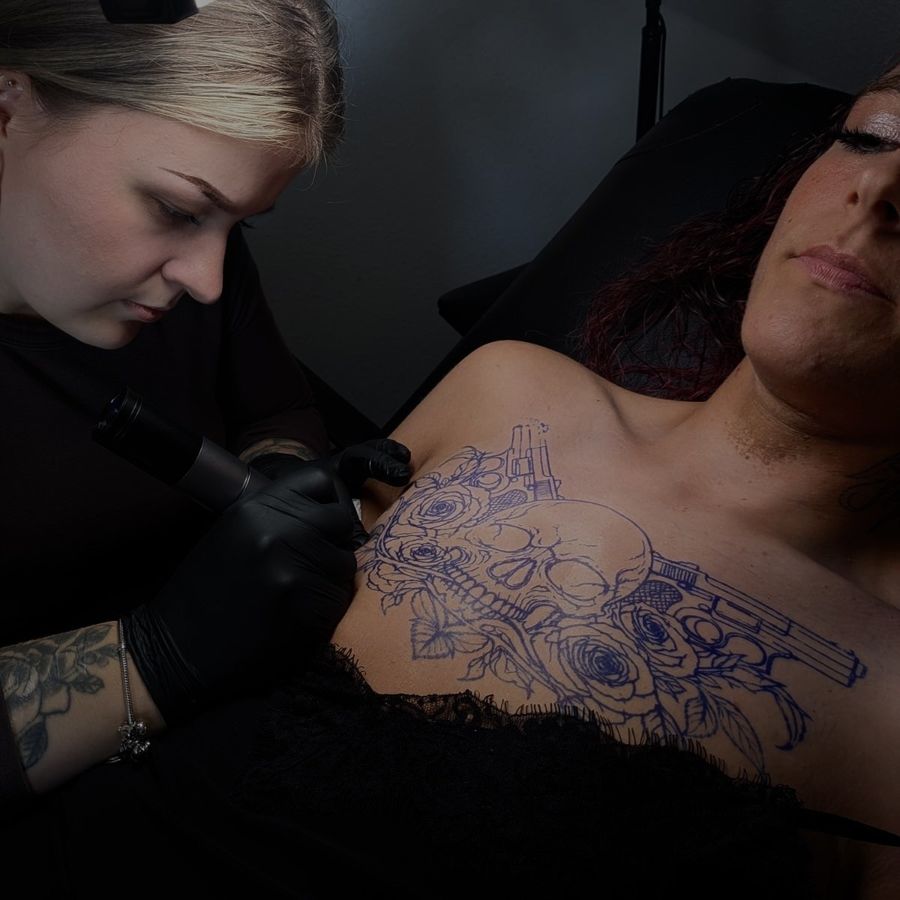 Sahra, Tätowiererin bei Tatt_oo_start in Apen, bei der Arbeit